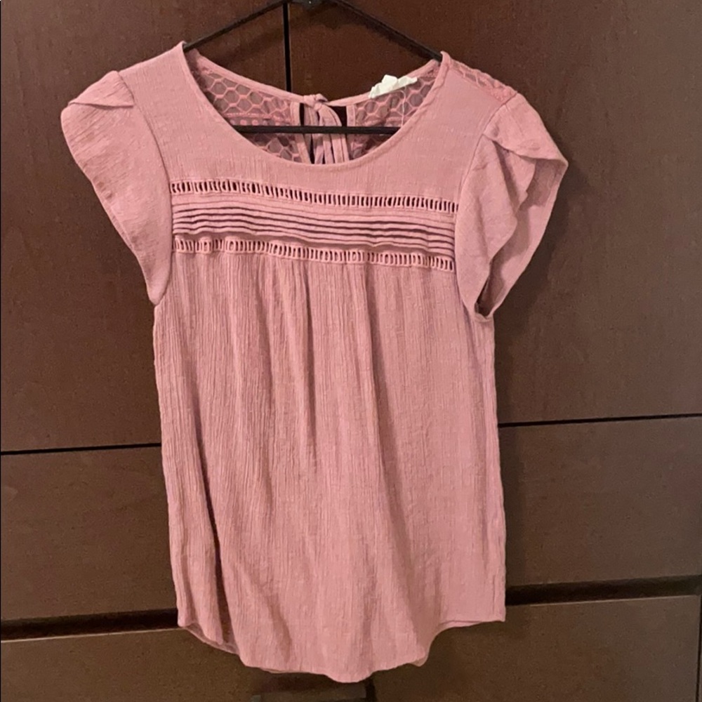 Short sleeve top.
